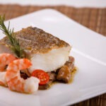 Bacalao con boletus y langostinos (ración 250gr. aprox.)